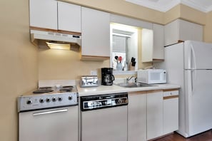 WR303_Kitchen2_med