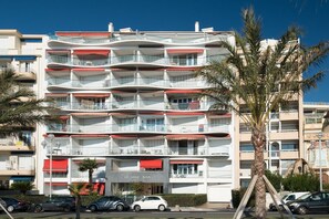 Exterior Vague Bleue facing Promenade des Anglais and Baie des Anges