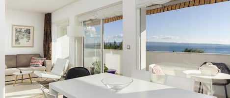 Enjoy in the perfect sea view from dining and living area
