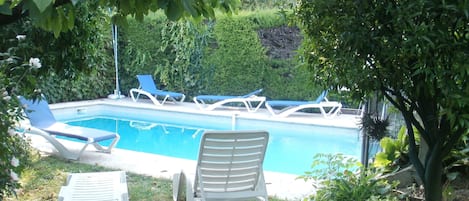 la piscine , au calme , dans la verdure