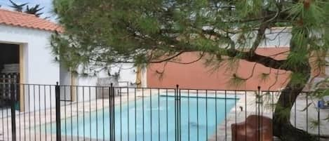  piscine sécurisée et chauffée de 9 mètres par 4 mètres 