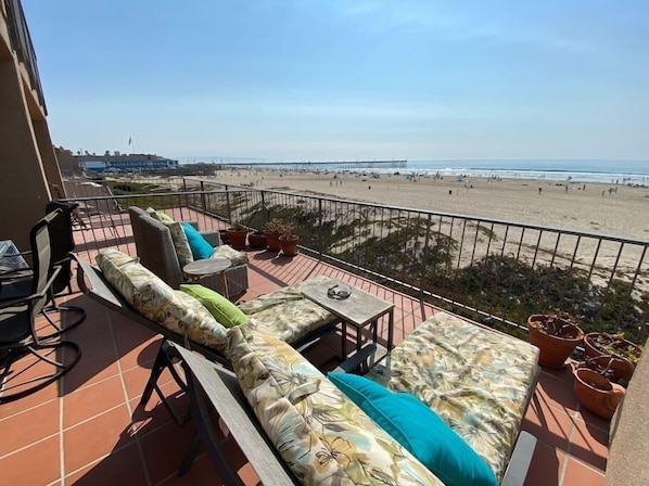 Hear the waves from the spacious deck!