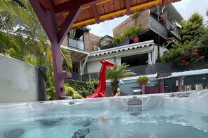 Outdoor spa tub