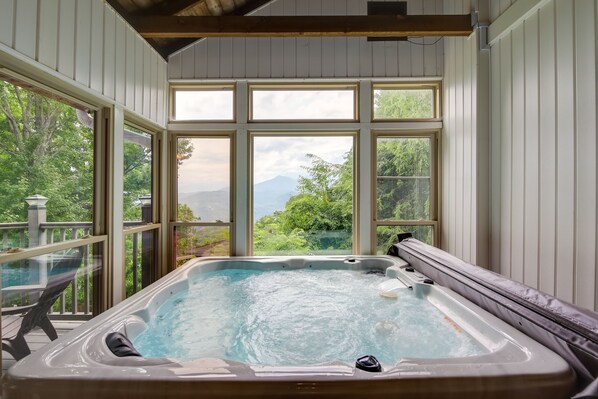 Gatlinburg Vacation Rental | 3BR | 2BA | 2,100 Sq Ft | 1 Step to Access