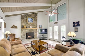 Living Room | Cable TV | Gas Fireplace | Foosball Table