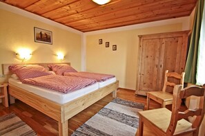 Ferienwohnung Bergblick mit 2 sep. Schlafzimmer-Schlafzimmer mit Doppelbett