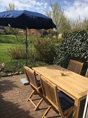 Terrasse mit Gartenmöbel