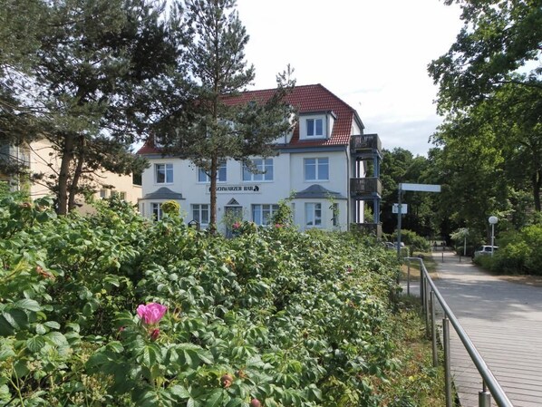 Schwarzer Bär - Blick auf die Villa