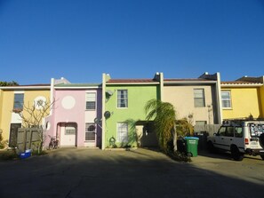 A Cozy Beach Townhome w/2 Master Suites steps from ocean/ close to attractions