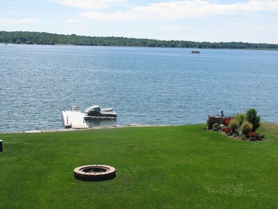 Beautiful quiet waterfront ladies or couples retreat.