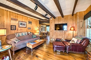 Living Room | TV | Free WiFi | Rustic Decor