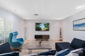 Moving on into the living room, fitted with a wall mounted HDTV perfect for that evening entertainment whilst being snuggled up on the large L shaped sofa with your loved ones. Beach decoration and colors throughout….