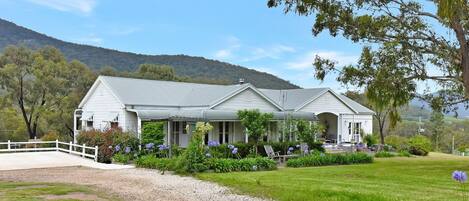 The Cottage with Mountain Views