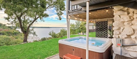 Outdoor spa tub