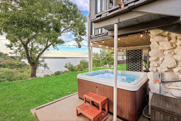 Outdoor spa tub