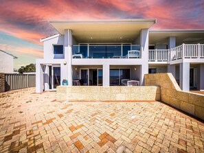 Glass Balcony Retreat, parking, beachfront, ocean views, balcony, courtyard.