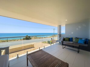 Balcony View, comfortable day beds x 2, beautiful beachfront OCEAN VIEWS!