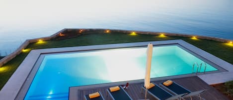 Pool with amazing panoramic views Swim and feel like to be on a boat !