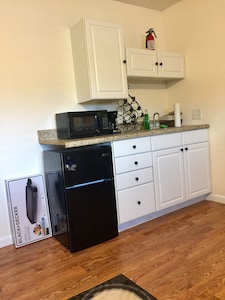 HUGE UPDATED & CLEAN Studio Apartment, Downtown & Beaches Nearby! 