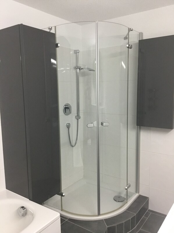 und separater Dusche