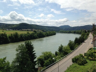 with access to the Rhine, family and animal friendly, high-speed WiFi