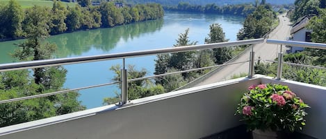 Blick vom Balkon auf den Rhein und die Schweiz, die Strasse ist verkehrsberuhigt