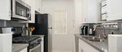 Newly remolded, fully stocked kitchen.