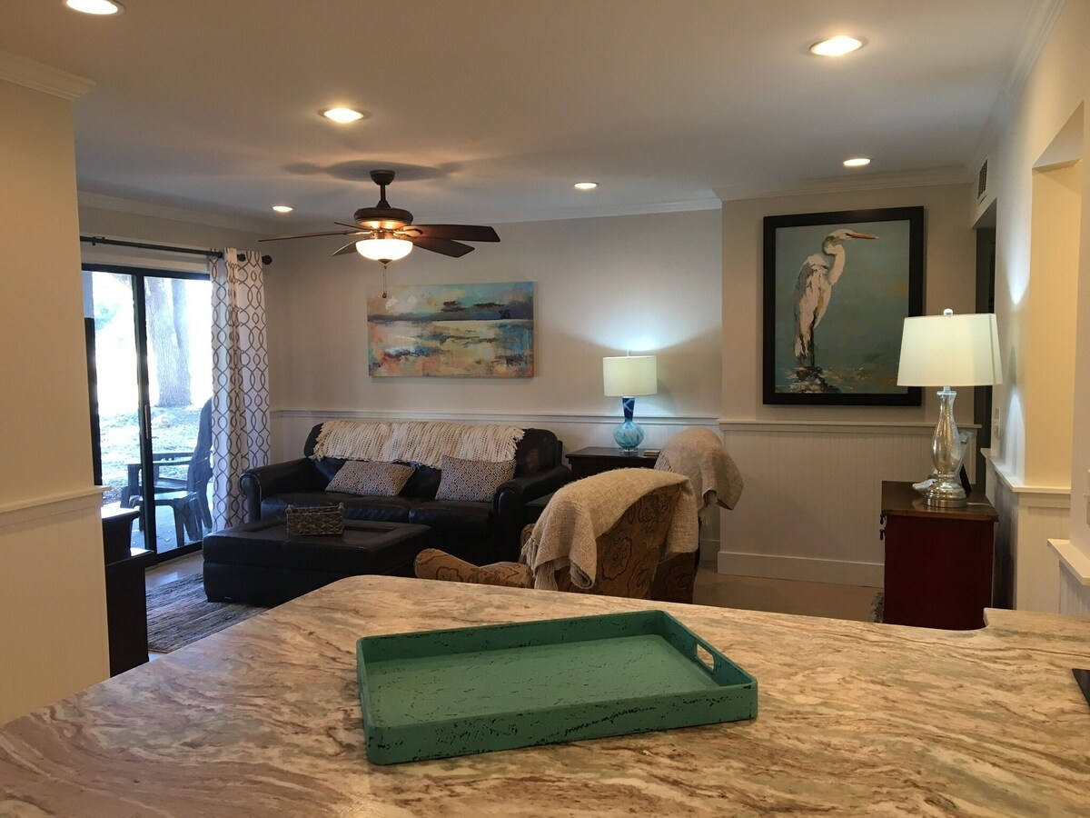 Beautiful updated 2 bed 2 bath Close to beach! Lakehouse pools and gym included
