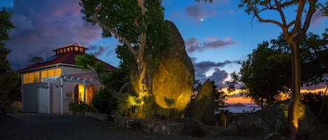 A perfect island evening at Villa Mangaade.