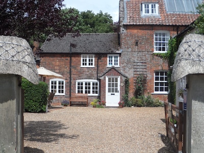 Stunning cottage nr Stonehenge, Avebury & Bath - Walled garden and games room