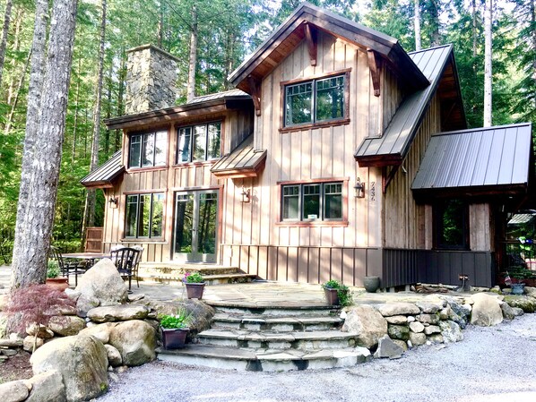 Come stay at The Knotty Lodge, Mt. Baker, Glacier WA, VRBO ski cabin, mountains