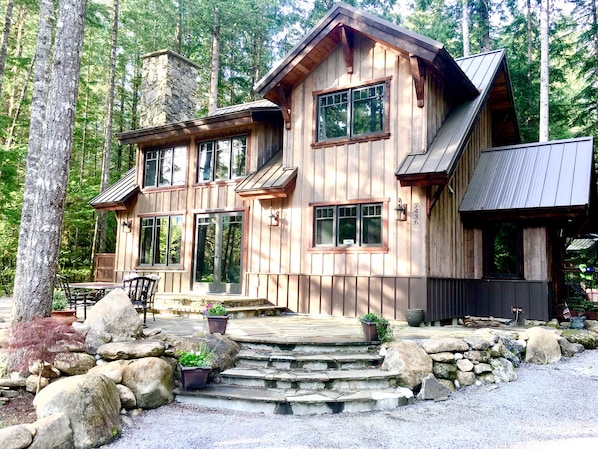Come stay at The Knotty Lodge, Mt. Baker, Glacier WA, VRBO ski cabin, mountains