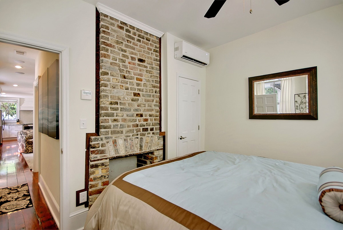 Great Downtown Charleston Location!