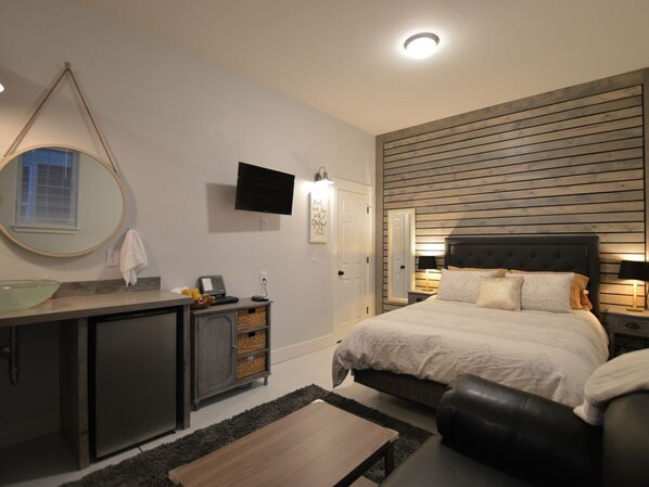 Plush queen bed w/ flat screen t.v.! Downstairs studio