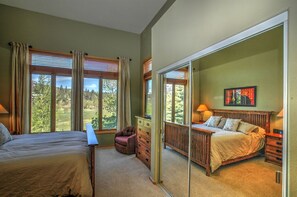 Bedroom 1 - King bed