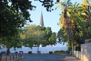 Vista frontal de la propiedad