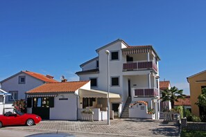 Aussenansicht der Ferienwohnung Beverly Hills in Porec mit 2 Balkonen