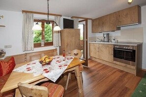 Ferienwohnung Hochkalter, 1-2 Erwachsene + 1 Kind, 40 qm, TV, W-LAN, Ostbalkon-Wohnbereich mit Küche