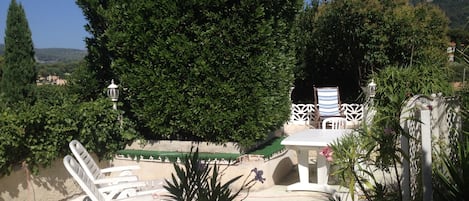 La terrasse équipée ouverte sur jardin