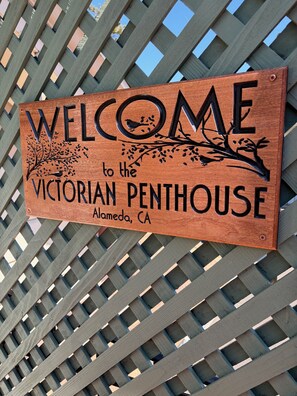 Welcome sign.