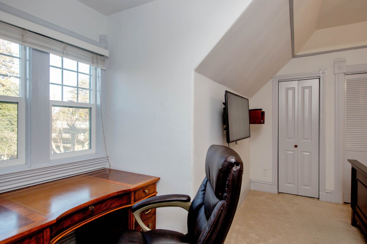 Alameda 3BR Victorian penthouse, AC, 3 blocks to beach, shops, 2 parking space