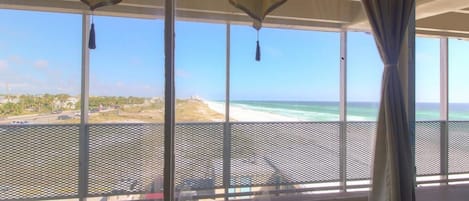 Vista para praia/oceano