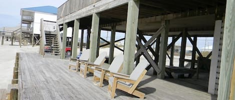 Main beach level with ocean front sitting.