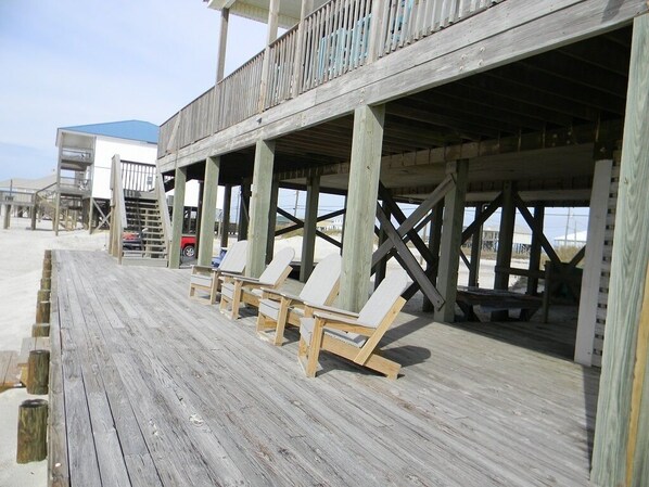 Main beach level with ocean front sitting.