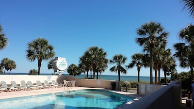 ❤️COUPLES GETAWAY❤️OCEANFRONT, 1 BDRM ADJUSTABLE KING, 65” TV,⛱BEACH LESS CROWDED😎