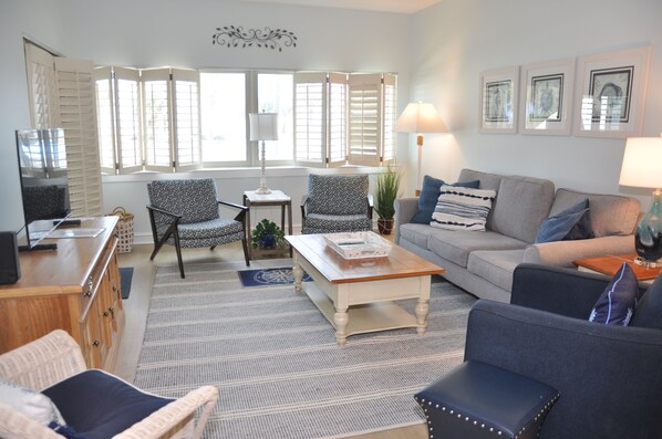2025:  freshly painted and new luxury vinyl flooring throughout unit Ready 4 YOU