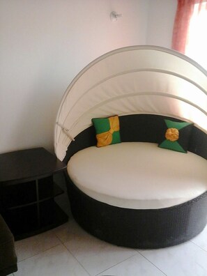 Large Canopy Day Bed