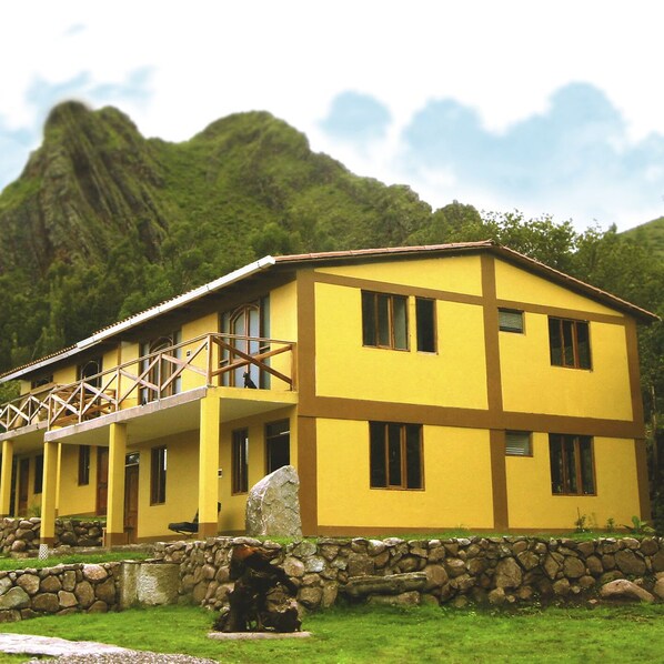 Vista frontal de la propiedad