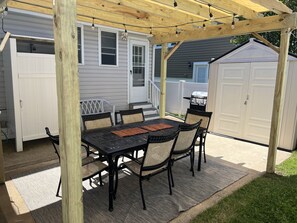 Outside dining with pergola 