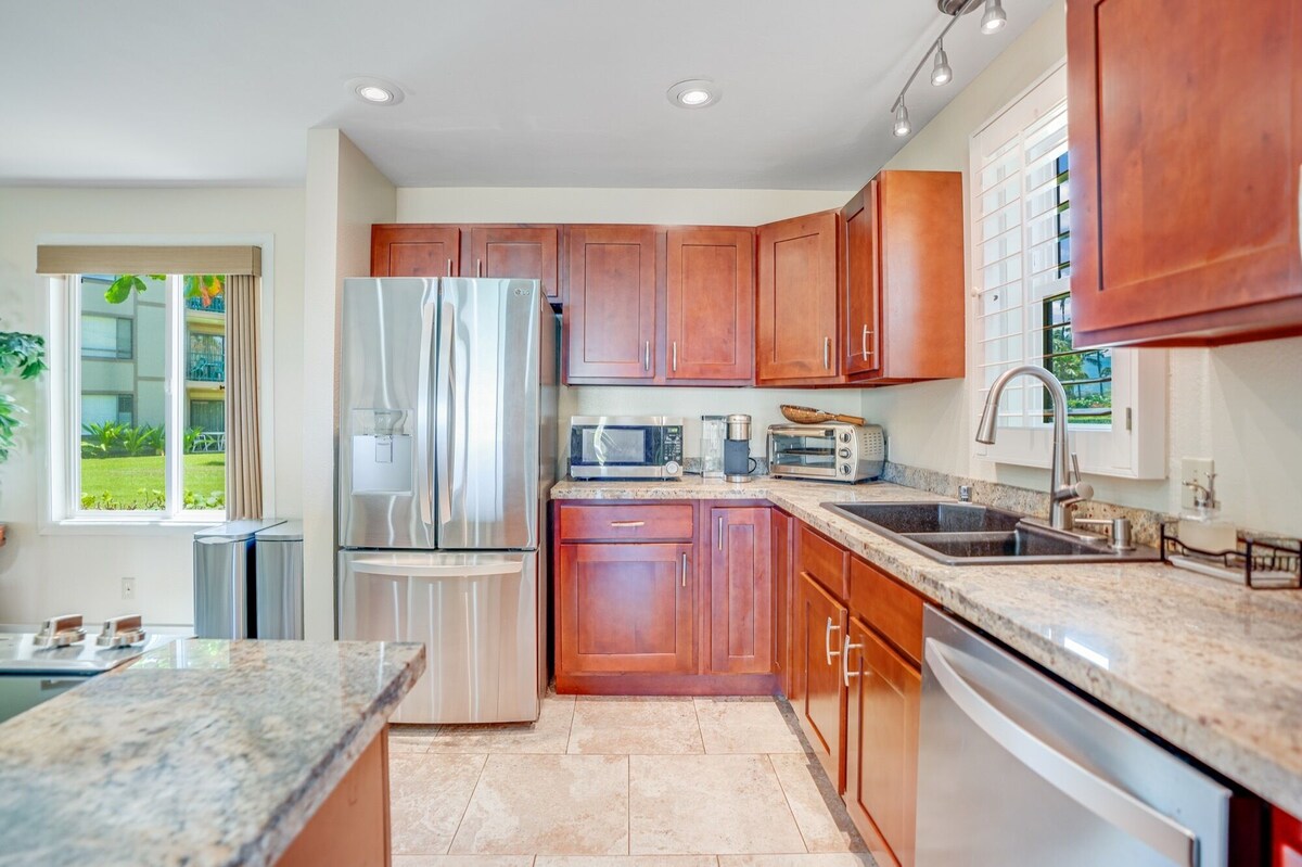 Pono Kai B101, Udated, Beachfront, AC, Walk to Town, Sunrise Views
